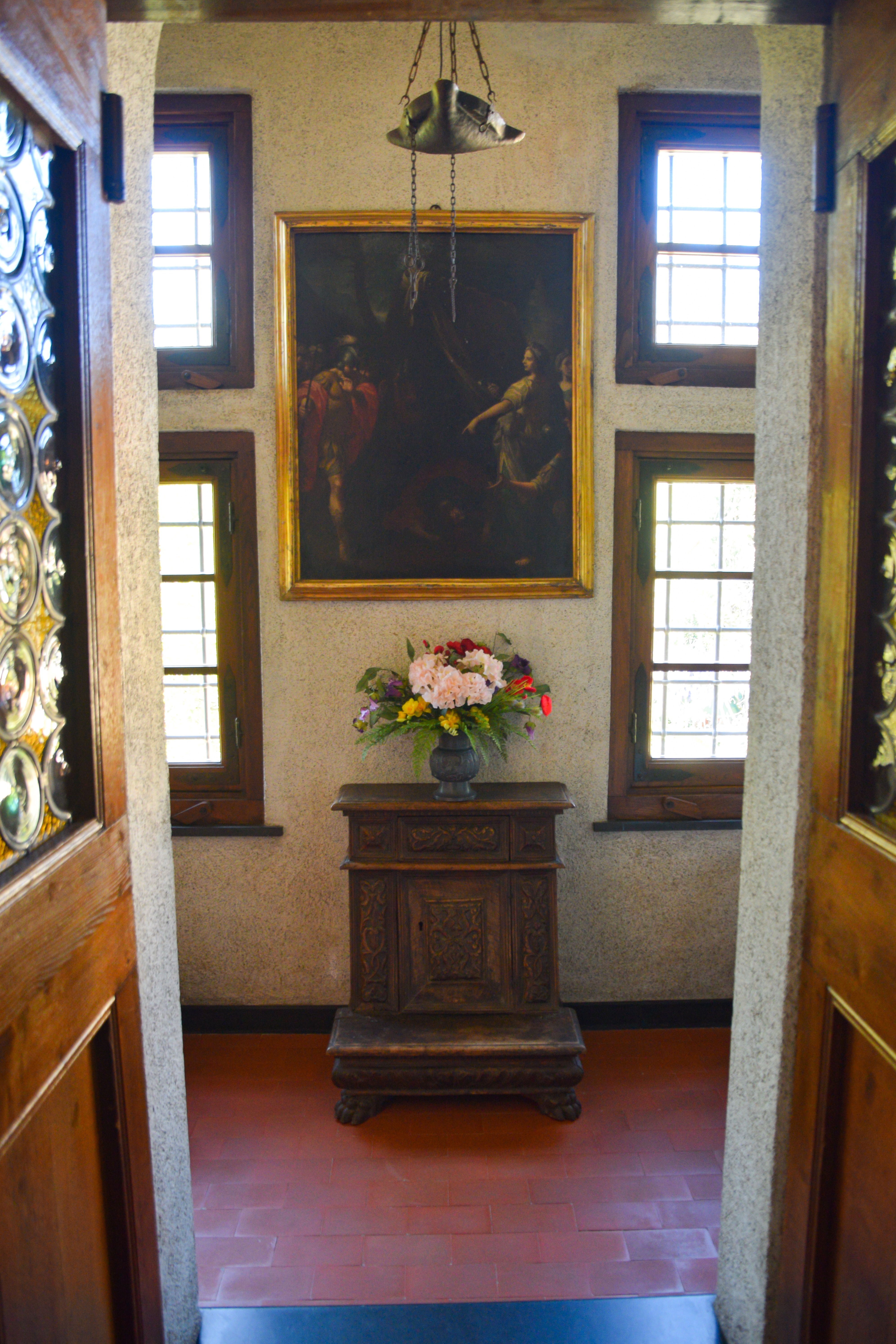 Fondo scale del Relais Rantegosa — quadro antico, portali in ardesia e pavimento in cotto