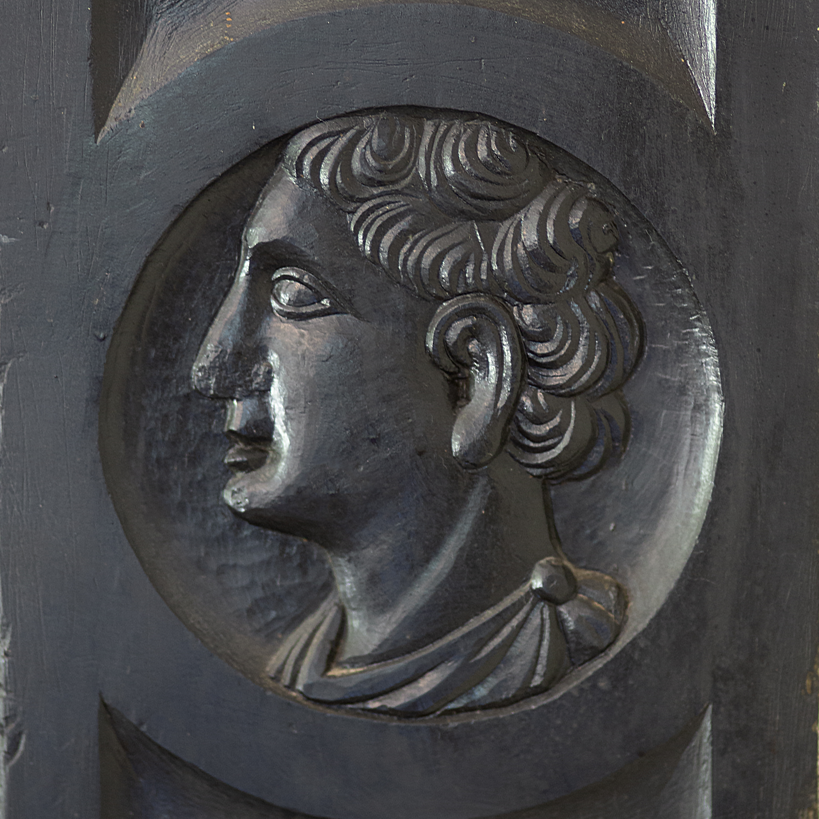Rilievo in ardesia — portale storico