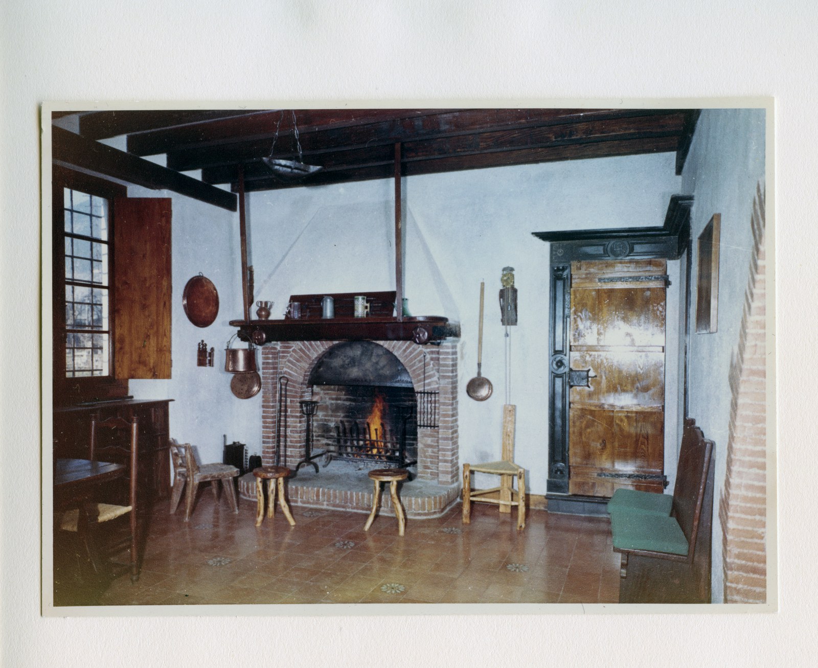Il salone con camino acceso, 1960